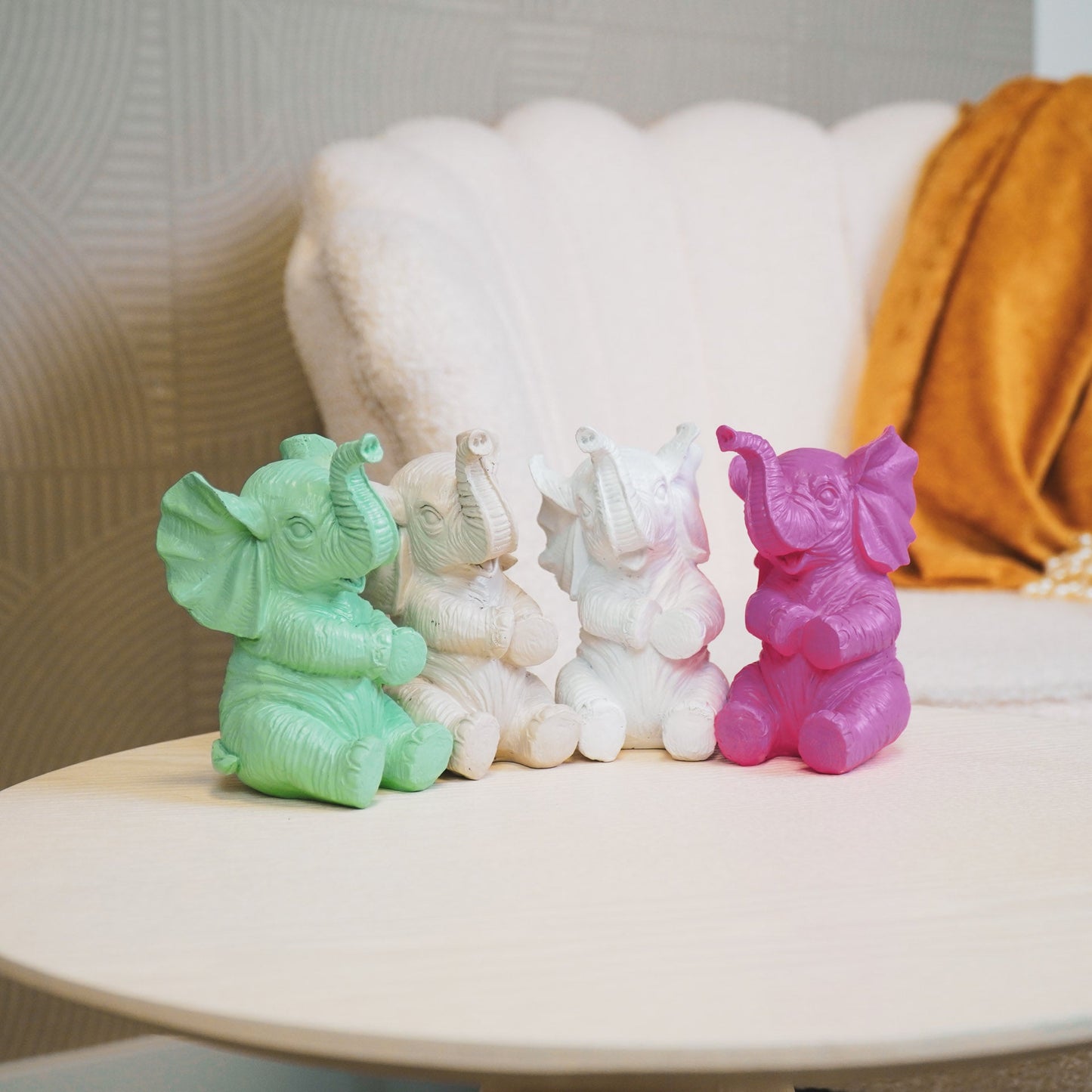 Decoratief olifantenbeeld in roze, zwart, goud, zand en wit – stijlvol woonaccessoire