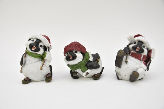 Polystone kerstpinguïn beeldje met sjaal en kerstmuts in feestelijke pose