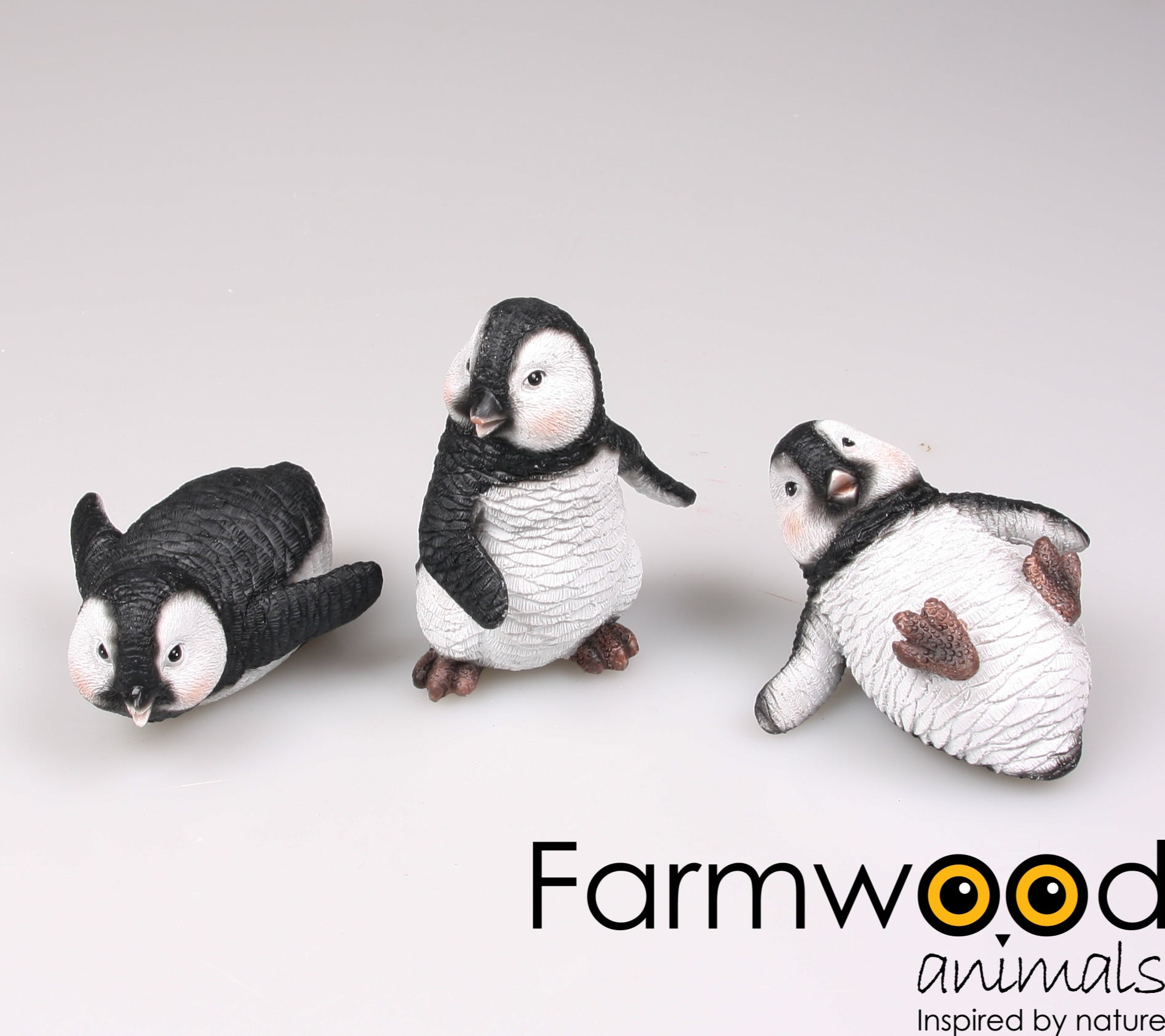Set van vier zwart-witte pinguïn beeldjes in verschillende houdingen