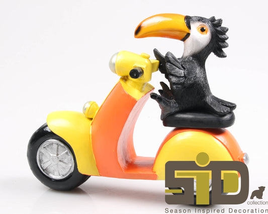 Toekan beeldje op scooter – kleurrijke tropische decoratie van SID