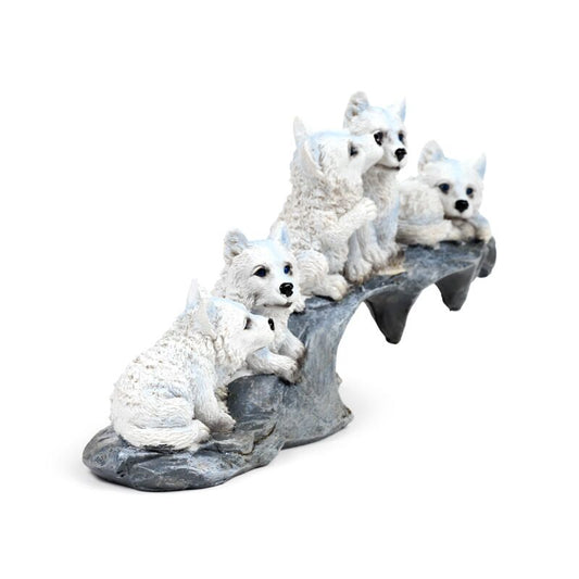 Wolfsfiguren auf Felsen – Winterjunge in Weiß