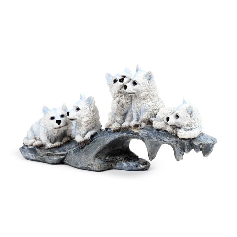 Wolfsfiguren auf Felsen – Winterjunge in Weiß