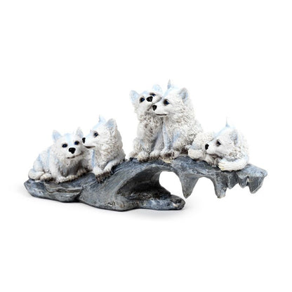 Wolfsfiguren auf Felsen – Winterjunge in Weiß