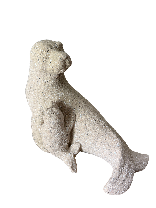 Beeld van zeehond met jong in beige aardewerk – natuurlijk dierenbeeld van Gehlmann