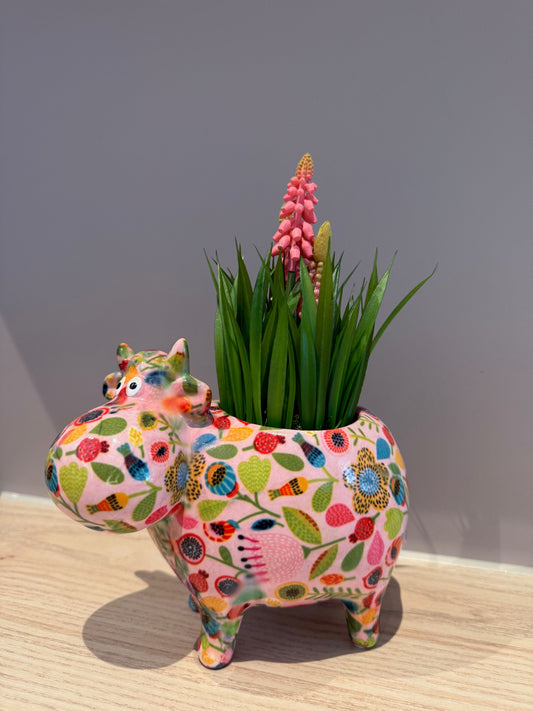Keramieken bloempot Koe Bella in kleurrijk patroon met kunstplantje – Pomme Pidou

