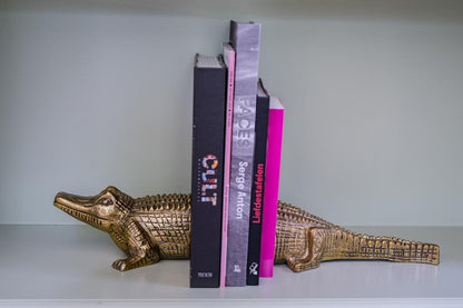 Gouden boekensteun krokodil – messing woondecoratie Bazar Bizar (40 cm)