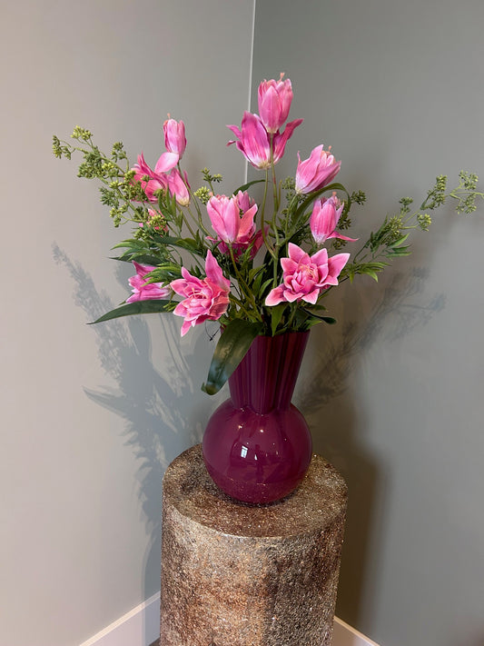 Burgundy vaas met zijdenboeket – Colmore – luxe woondecoratie