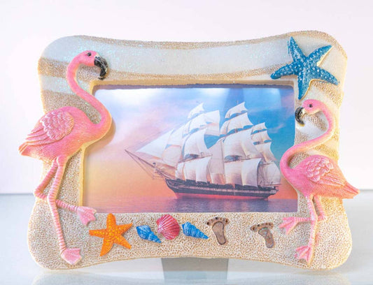 Decoratieve fotolijst met roze flamingo’s, zeesterren en schelpen – tropisch stranddesign van Krokomingo