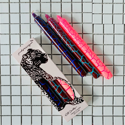  Set van drie handgemaakte kaarsen met jaguarpatroon – Pink Stories – Krokomingo