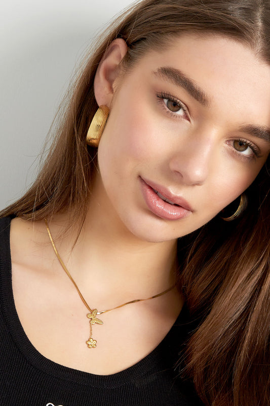 Gouden stainless steel ketting met vlinder en bloem – 39+5 cm