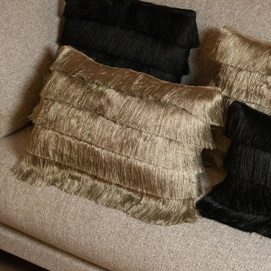 Fluweelzacht gouden kussen met franjes van Mars & More – luxe hotel chique design