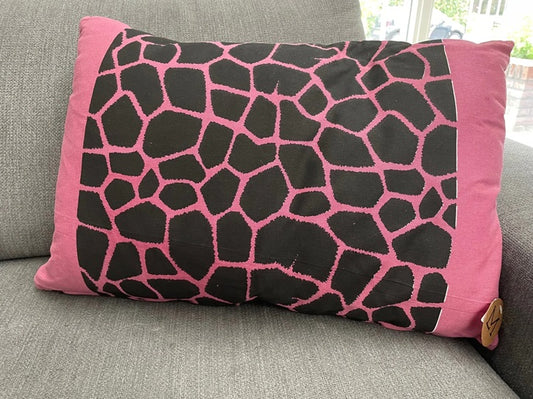 Roze kussen met zwarte panterprint van Linen & More