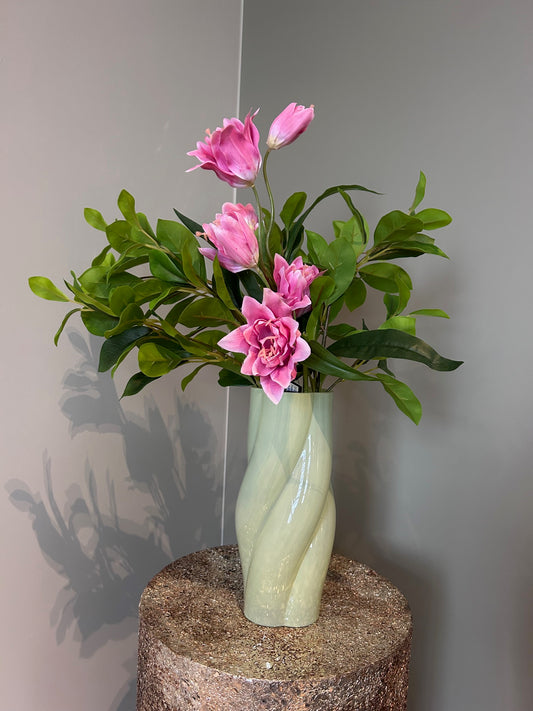 Lime groene swirlvaas met zijdenboeket – Colmore – luxe woondecoratie