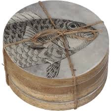 Houten onderzetters met visprint – maritieme tafeldecoratie set van 4