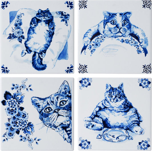 Set van vier keramische onderzetters met Delfts blauwe luie kat illustraties – 10 x 10 cm