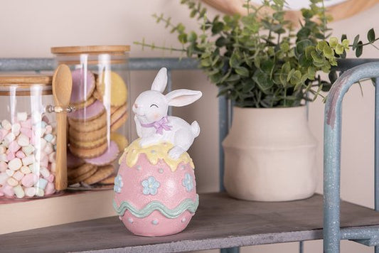Paasdecoratiebeeld Clayre & Eef – Paashaas op roze ei met bloemen (17 cm)