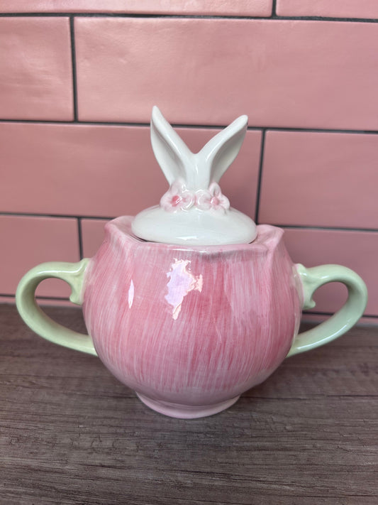 Roze paasmok met konijnendeksel en bloemen – luxe dolomiet paasdecoratie