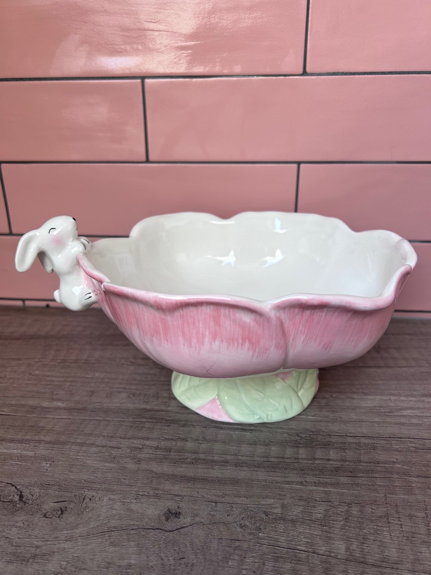 Roze bloemvormige paasschaal met konijntje – Colmore paasdecoratie