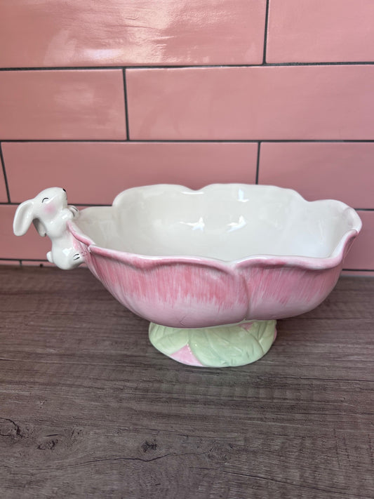 Roze bloemvormige paasschaal met konijntje – Colmore paasdecoratie