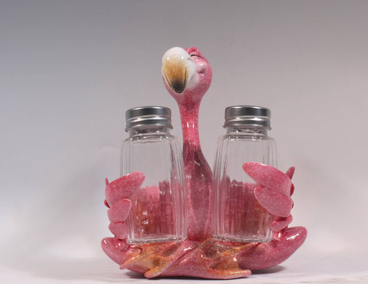 Tropisch peper- en zoutstel met roze flamingo die twee glazen kruidenpotjes omarmt, ca. 13x15 cm
