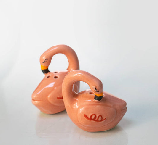 Twee keramieken flamingo's als peper- en zoutstel in roze met sierlijke details