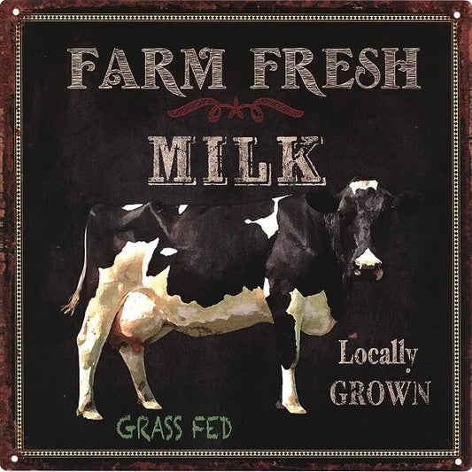 Vierkante metalen wandplaat met retro koeienprint en tekst 'Farm Fresh Milk' – landelijke vintage look