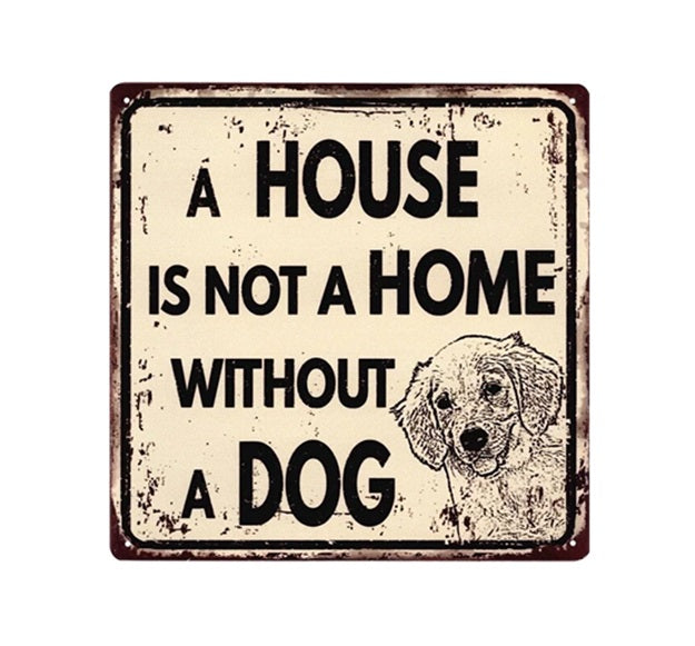 Vierkante vintage metalen wandplaat met zwarte hond en retrotekst "A House Is Not a Home Without a Dog", met verweerde roestdetails.