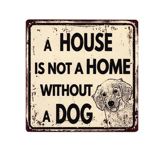 Vierkante vintage metalen wandplaat met zwarte hond en retrotekst "A House Is Not a Home Without a Dog", met verweerde roestdetails.