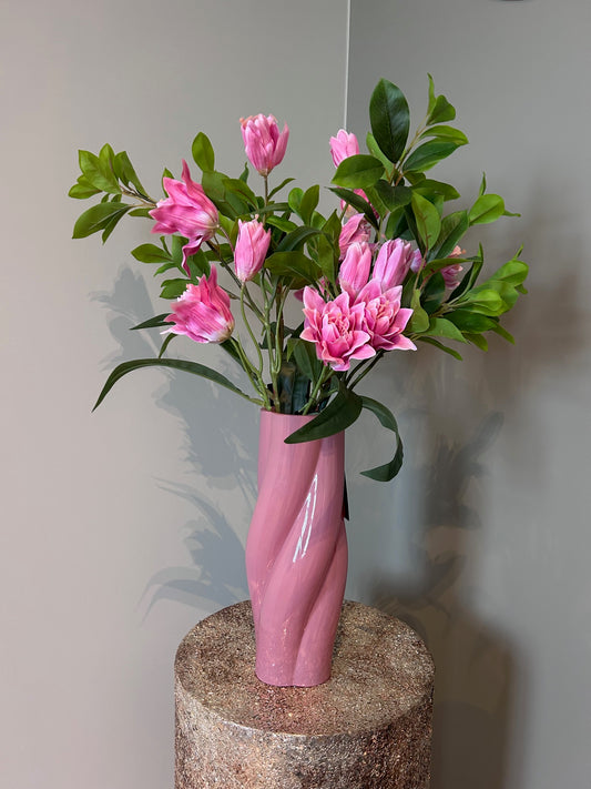 Roze swirlvaas met zijdenboeket – Colmore – luxe woondecoratie