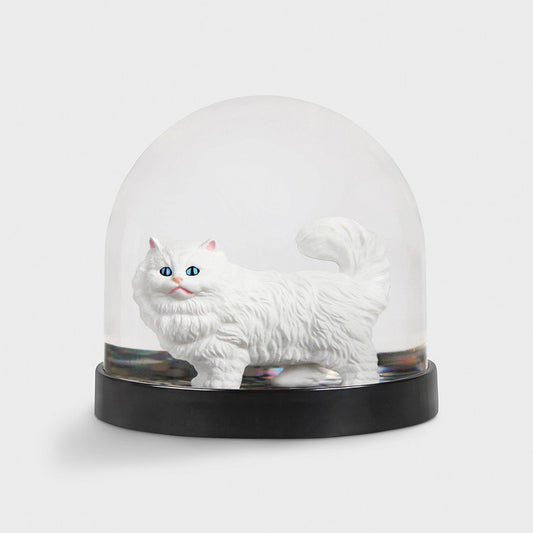 Sneeuwbol met witte kat van &Klevering op zwarte voet – decoratief cadeau 8,5 cm