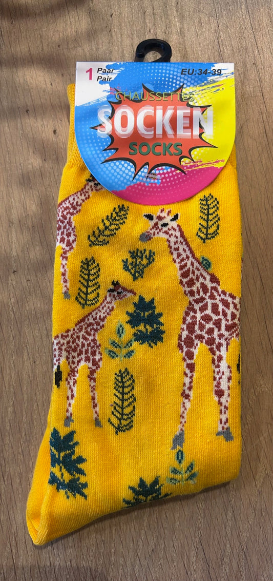 Vrolijke sokken met giraffenprint en bladeren in geel – one size dames- en tienersokken – dierenmotief – Krokomingo