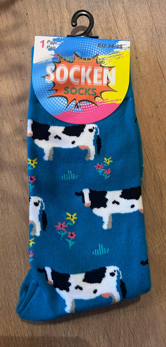 Sokken met koeien- en bloemenprint op blauwe achtergrond – one size 34‑39