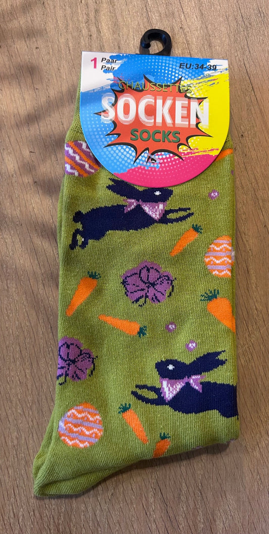 Konijnensokken met paasprint – wortels, bloemen en konijntjes