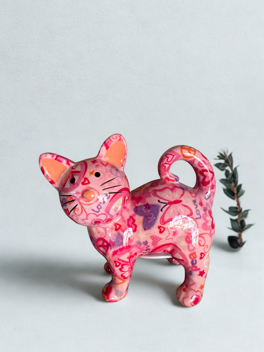 Roze keramieken spaarpot in de vorm van kat Ellie van Pomme Pidou met Love & Peace patroon