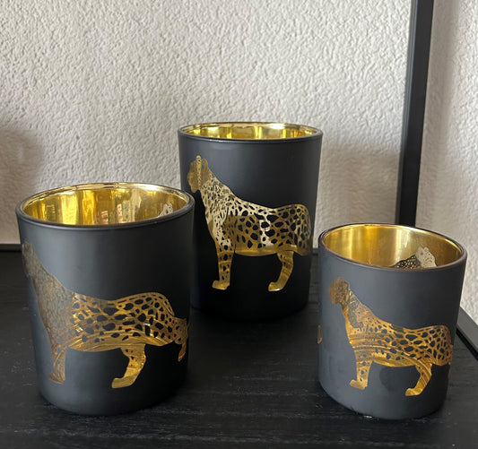 Zwarte theelichthouder met gouden panterprint – luxe en sfeervolle woondecoratie