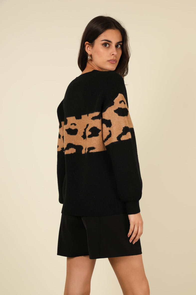 Schwarzer Pullover mit Leopardenmuster – warm und stylisch