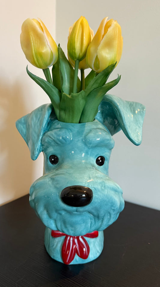 Blauwe Foxterriër vaas van dolomiet met gele zijden tulpen – luxe honden woondecoratie