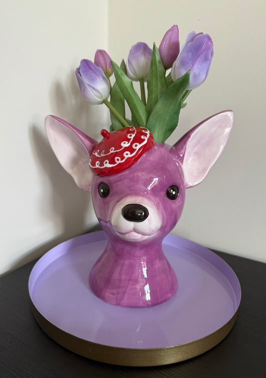 Paarse chihuahua vaas van dolomiet met zijden tulpen – luxe dieren woondecoratie

