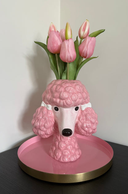 Roze poedel vaas van dolomiet met zijden tulpen – luxe dieren woondecoratie