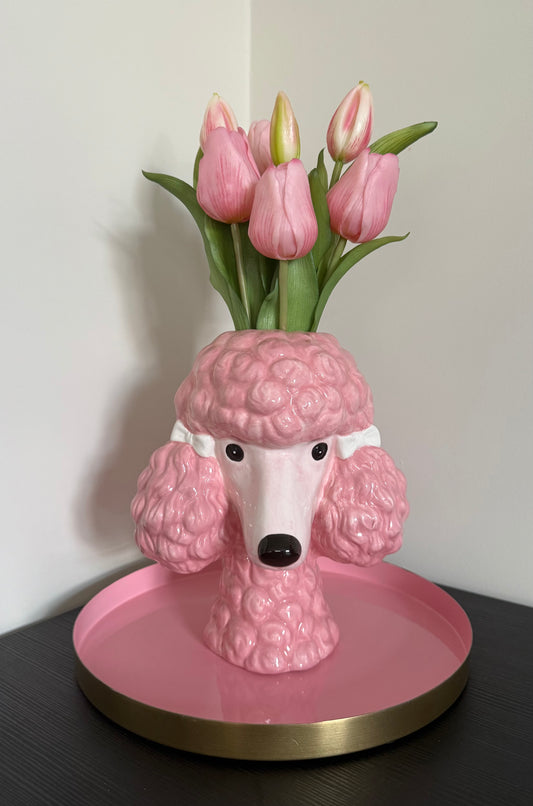 Roze poedel vaas van dolomiet met zijden tulpen – luxe dieren woondecoratie