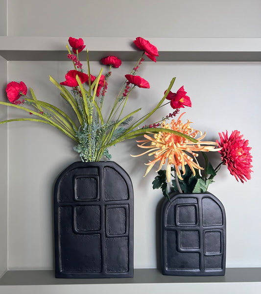 Mat zwarte vaas van Light & Living – compacte metalen designvaas voor moderne woondecoratie