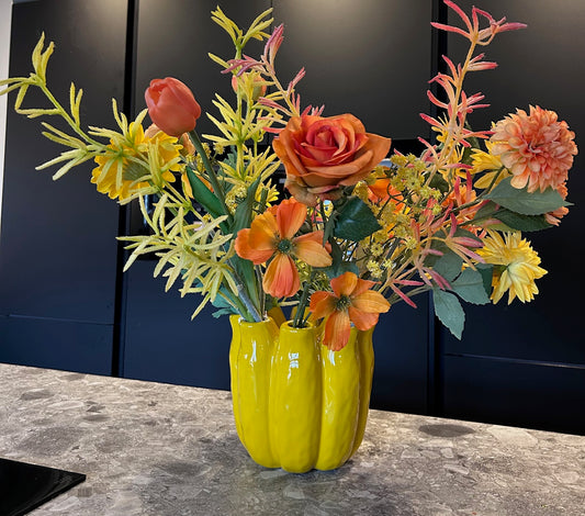 Gele tubevaas met XL zijdenboeket – 18 kunstbloemen geel en oranje