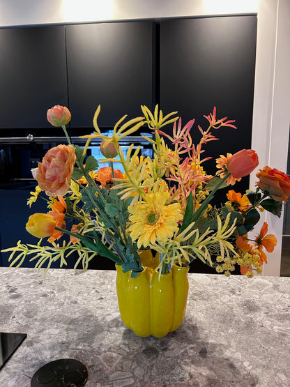 Gele Tubevaas met XL Zijdenboeket – 18 Kunstbloemen