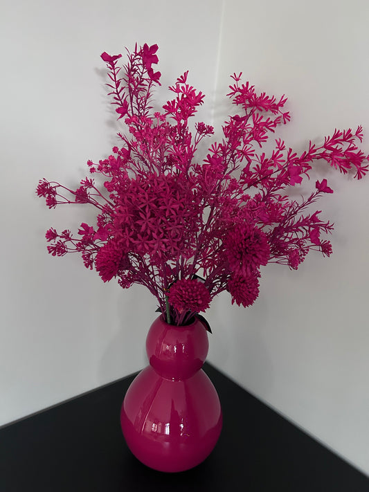 Knalroze zijdenboeket met fuchsia vaas – Colmore – luxe woondecoratie