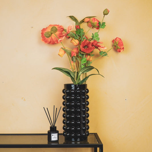 Zwarte glazen vaas met bolletjesstructuur – modern chic design van Housevitamin