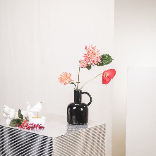 Zwarte jug vaas van keramiek – modern design van Housevitamin