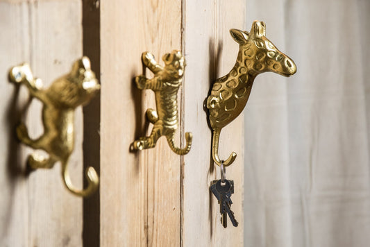Gouden wandhaak in de vorm van een giraffekop van Mars & More – stijlvolle dierenhaak van aluminium

