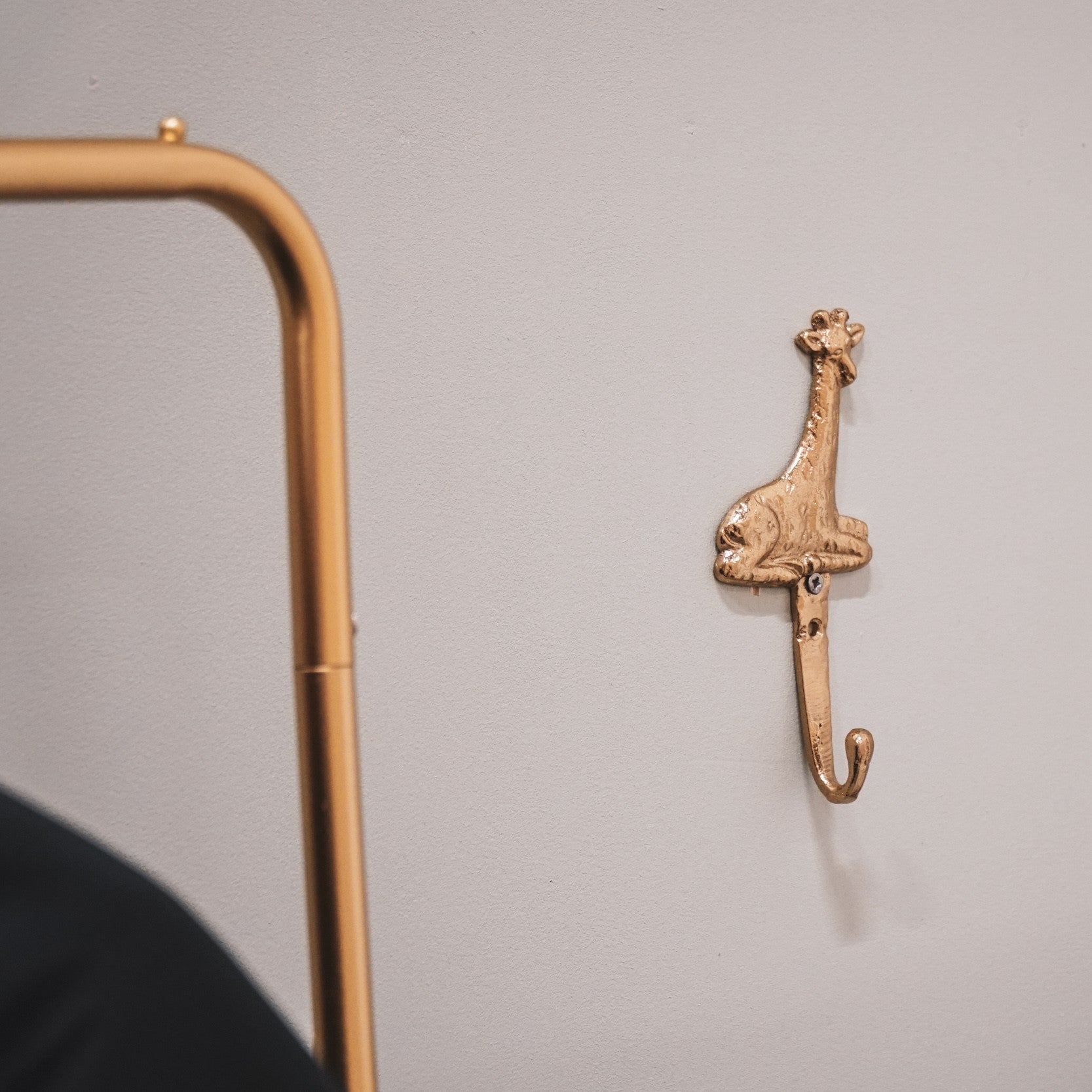 Gouden giraffe wandhaak van aluminium – 17 cm – design muurhanger