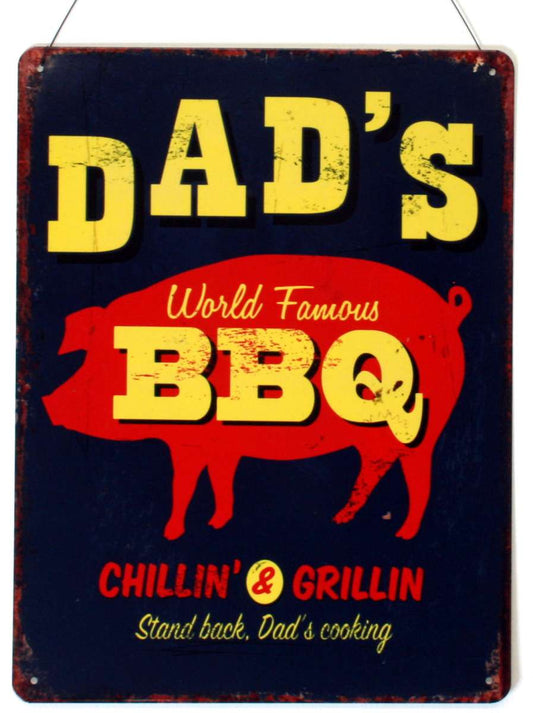 Vintage metalen wandplaat BBQ met varken – “Dad’s World Famous BBQ”
