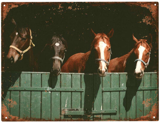 Vintage metalen wandplaat met vier paarden in stal – landelijke decoratie